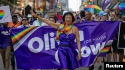 الیویا چاو در راه‌پمیایی پراید در تورنتو، کانادا - ۲۵ ژوئن ۲۰۲۳