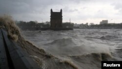 Gelombang yang disebabkan oleh Topan Tauktae menghantam kawasan pejalan kaki dekat monumen Gateway of India di Mumbai, India, 17 Mei 2021. (Foto: REUTERS/Niharika Kulkarni)
