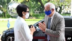 호세프 보렐 EU 외교안보정책 고위대표가 2일 인도네시아 자카르타에서 레트노 마르수디 인도네시아 외무장관의 환영을 받고 있다.