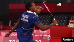 Pebulutangkis Godwin Olofua dan Anuoluwapo Opeyori dari Nigeria beraksi dalam pertandingan melawan Vladimir Ivanov di ajang Olimpiade. (Foto: Reuters)