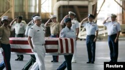 지난 2007년 4월 미국 하와이 힉컴 공군기지에서 미군들이 북한에서 발굴된 한국전 참전 미군 유해를 운구하고 있다. (자료사진)