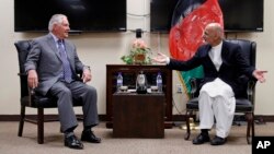 Le secrétaire d'État Rex Tillerson, à gauche, parle au président afghan Ashraf Ghani, le 23 octobre 2017, à Bagram Air Field.