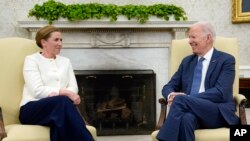 조 바이든(오른쪽) 미국 대통령과 메테 프레데릭센 덴마크 총리가 5일 백악관에서 회담하고 있다.