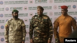 Les chefs militaires des régimes maliens, nigériens et burkinabè poursuivent leur rapprochement.
