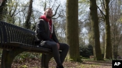 Joey Hoofdman, salah satu dari 49 anak hasil donor sperma dokter fertilitas Belanda Jan Karbaat, berpose di Alkmaar, Belanda 15 April 2019. Karbaat, yang wafat pada 2017, diam-diam menggunakan spermanya sendiri untuk membuahi 49 perempuan dan diduga masih punya lebih banyak anak.