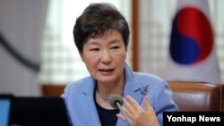 박근혜 한국 대통령이 5일 청와대에서 열린 수석비서관회의에서 모두발언 하고 있다.