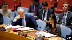 Dubes AS untuk PBB, Nikki Haley (kanan) saat menghadiri sidang Dewan Keamanan PBB di New York, 2 JUni 2017. (Foto: dok). 