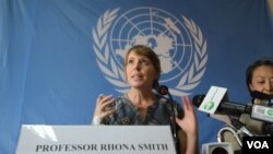 លោកស្រី ​រ៉ូណា ស្មីត​ អ្នករាយការណ៍ពិសេស​អង្គការ​សហប្រជាជាតិ​ថ្លែងការណ៍ក្នុង​សន្និសីទសារព័ត៌មានអំពី​ស្ថានភាព​សិទ្ធិមនុស្ស​នៅ​កម្ពុជា​នា​ឱកាស​ចុងបញ្ចប់​បេសកកម្ម​នៅ​ការិយាល័យ​ទីភ្នាក់ងារ​អ.ស.ប.ទទួល​បន្ទុក​ខាង​ជន​ភៀស​ហៅ​កាត់ថា​ UNHCR ​នាទីក្រុងភ្នំពេញ​នៅថ្ងៃ​ព្រហស្បតិ៏​ទី​៣១​ខែមិនា​នេះ។​លោកស្រី​ប្រាប់​អ្នក​សារព័ត៌មាន​ថា​ស្ថានភាព​សិទ្ធិមនុស្ស​នៅ​កម្ពុជា​មាន​លក្ខណៈ​ធ្ងន់ធ្ងរ​ជាង​ទស្សនកិច្ចរបស់​លោកស្រី​លើក​មុន។​ (​ឡេង ឡែន/VOA) 