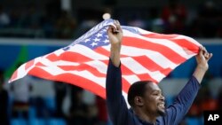 Kevin Durant célèbre le titre américain aux Jeux olympiques de Rio, le 21 août 2016