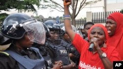 지난 14일 나이지리아 아부자에서 보코하람에 납치된 여학생 구출을 촉구하는 시위를 벌이고 있다. (자료사진)