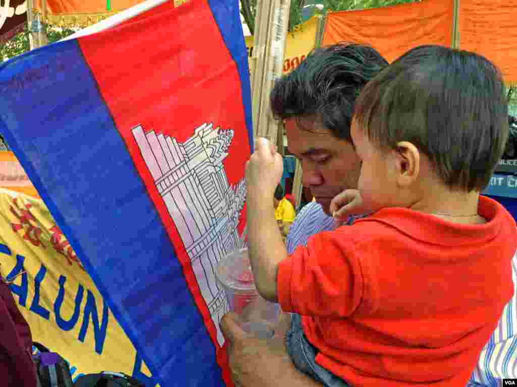 ពលរដ្ឋ​ខ្មែរ​អាមេរិកាំង​មកពី​តាម​បណ្តា​រដ្ឋ​ជាច្រើន​នៅ​សហរដ្ឋ​អាមេរិក បាន​ធ្វើ​បាតុកម្ម​នៅមុខ​ការិយាល័យ​អង្គការ​សហប្រជាជាតិ នៅថ្ងែសុក្រ ទី២២ ខែកញ្ញា ដើម្បី​ទាមទារ​ឲ្យ​លោក​អគ្គលេខាធិការ​អ.ស.ប ជួយ​ដោះស្រាយ​បញ្ហា​នៅ​កម្ពុជា។ (ប៉ូច រាសី/VOA)