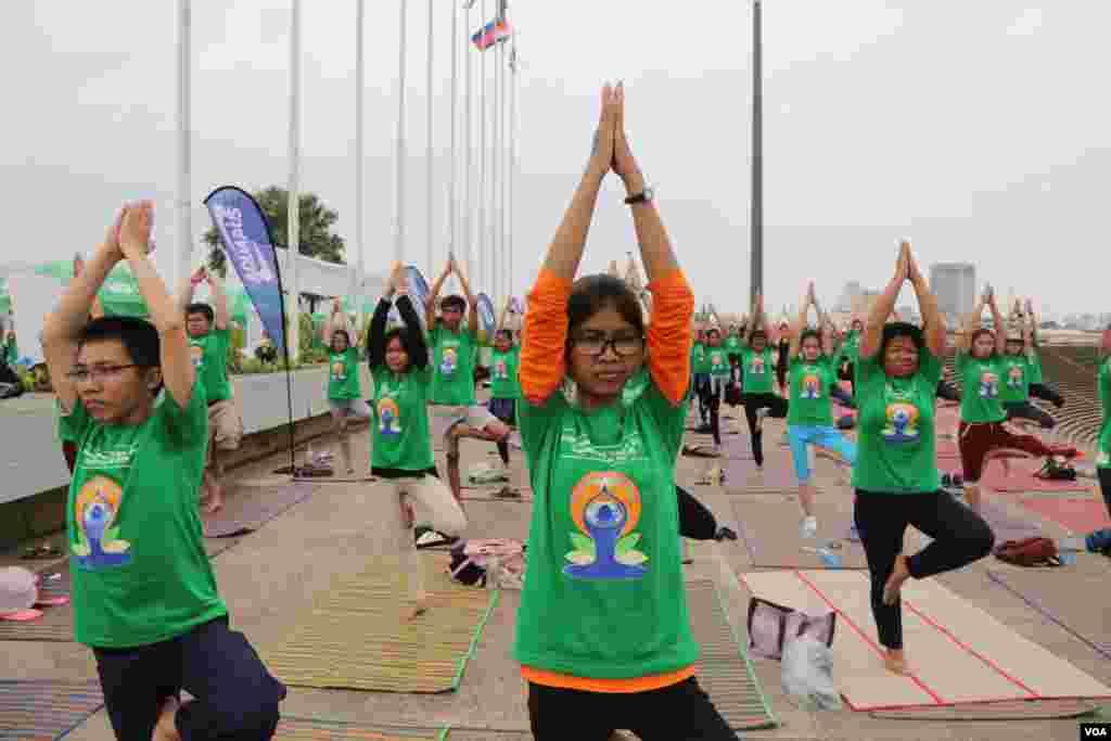 ប្រជាពលរដ្ឋប្រមាណជាង១០០០នាក់ប្រមូលផ្ដុំគ្នានៅពហុកីឡាដ្ឋានអូឡាំពិកនៃ រាជធានីភ្នំពេញនៅថ្ងៃអាទិត្យ ទី១៩ ខែមិថុនា ឆ្នាំ២០១៦ ដើម្បីប្រារព្ធទិវាយោគៈអន្តរជាតិក្នុងគោលបំណងរក្សាសុខភាពឲ្យបានប្រសើរជាងមុន។ មនុស្សទូទាំងពិភពលោកនាំគ្នាហាត់យោគៈដើម្បីរក្សាសុខភាពឲ្យបានល្អ និងដើម្បីឲ្យតម្លៃប្រពៃណីឥណ្ឌាបុរាណ។(ឡេង ឡែន/VOA)