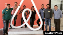 Mohammad Ibrahim (ketiga dari kanan) dan beberapa pendiri perusahaan rintisan Palestina mengunjungi kantor AirBnB di San Francisco Bay Area (foto: Courtesy).