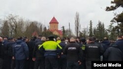 პოლიცია ქრისტიანებს და მუსლიმებს შორის სოფელ ბუკნარში. "გურია ნიუსის" ფოტო