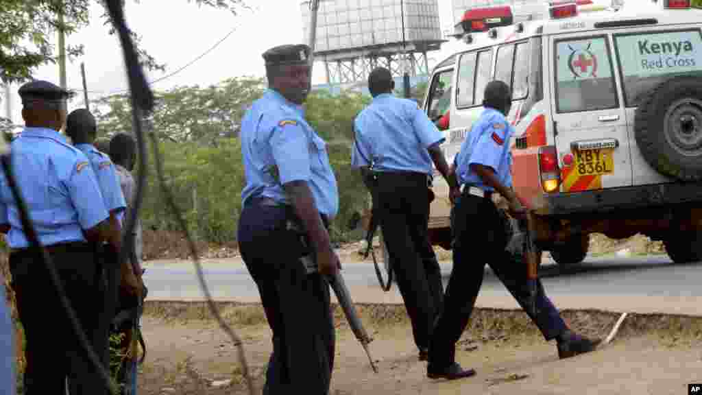 Des policiers kenyans prennent position à l&#39;extérieur de l&#39;université de Garissa alors qu&#39;une ambulance transporte les blessés aller à l&#39;hôpital, après une attaque des hommes armés à Garissa, au Kenya, jeudi 2 avril 2015.