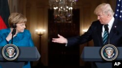 ប្រធានាធិបតី​សហរដ្ឋ​អាមេរិក ដូណាល់ ត្រាំ និង​អធិការបតី​អាល្លឺម៉ង់ Angela Merkel នៅក្នុង​សន្និសីទ​សារព័ត៌មាន​មួយ​នៅ​សេតវិមាន កាល​ពី​ថ្ងៃទី​១៧ ខែមីនា។