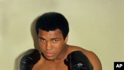 លោក Muhammad Ali ដែលជាជ័យលាភី​កីឡា​ប្រដាល់​ទម្ងន់​ធ្ងន់​លំដាប់​ពិភពលោក​ត្រូវបានក្រុមគ្រួសាររាយការណ៍មកថាបាន​ទទួល​មរណភាពហើយ។