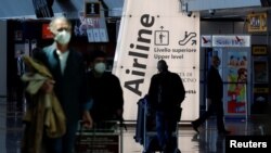 이탈리아 피우치미노 공항의 여행객들.