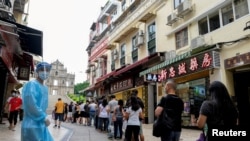 资料照片：澳门居民进行新冠病毒检测。