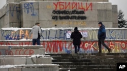 "მკვლელები" აწერია საბჭოთა არმიის მონუმენტს სოფიაში, ბულგარეთის დედაქალაქში. 28 თებერვალი, 2022 წ.
