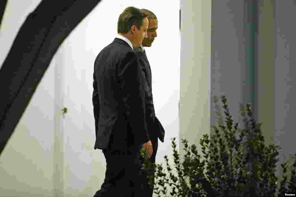 U.S. President Barack Obama escorts Britain&#39;s Prime Minister David Cameron to a working dinner at the White House in Washington, Jan. 15, 2015.