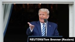 Predsednik SAD Donald Trampa govori sa balkona Bele kuće ( Foto: Rojters/Tom Brenner)