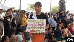 ស្ត្រីម្នាក់​ដើរ​កាន់​​បដា​​មួយ​​លើ​ឆាក​​​បង្ហាញ​ពី​ការ​ចង់​បាន​របស់​ពលរដ្ឋ ​ដើម្បី​អបអរ​ក្នុង​​ពិធី​​​​ប្រារព្ធ​ទិវា​សិទ្ធិ​នារី​អន្តរជាតិ​លើក​ទី​១០៩ នៅ​សួន​ប្រជាធិបតេយ្យ ​ថ្ងៃ​ទី៨ ខែ​មីនា ឆ្នាំ​២០២០។ (កាន់ វិច្ឆិកា/VOA) 