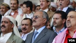 Presiden Yaman, Ali Abdullah Saleh (tengah) menghadiri rapat umum pendukung pemerintah di ibukota Sanaa (13/5).