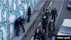 تصویری از درگیری ماموران با معترضان در تبریز