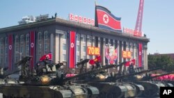 Tank-tank Korea Utara beraksi di parade militer memperingati hari jadi ke-70 Korea Utara di Pyongyang, 9 September 2018. 