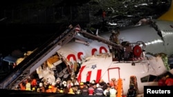 Para petugas pemadam kebakaran dalam operasi penyelamatan pesawat Boeing 737-86J milik Pegasus Airlines yang tergelincir di Bandara Sabiha Gokcen, di Istanbul, Turki, 5 Februari 2020. (Foto: Reuters)