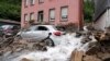 Mobil tertutup dengan puing-puing yang terbawa oleh banjir sungai 'Nahma' di Hagen, Jerman, Kamis, 15 Juli 2021. (AP Photo/Martin Meissner)

