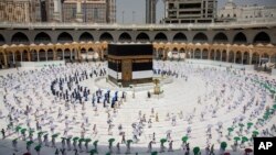 អ្នក​ចូល​រួម​ក្នុង​​ពិធី​បុណ្យ​ហាជ្ជី​ប្រចាំ​ឆ្នាំ​ដ៏​ជា​ទី​សក្ការៈ​បំផុត​របស់​សាសនា​ឥស្លាម​​ តម្រូវ​ឲ្យ​រក្សា​គម្លាត​ពី​គ្នា​ដើម្បី​បង្ការ​ការ​ឆ្លង​កូវីដ១៩​ នៅ​ក្នុង​ទី​ក្រុង Mecca ប្រទេស​អារ៉ាប៊ីសាអ៊ូឌីត​ កាល​ពី​ថ្ងៃ​ទី​២៩ ខែ​កក្កដា ឆ្នាំ​២០២០។