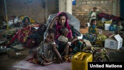 지난해 6월 차드 난민캠프에서 19살 여성이 자녀들을 데리고 구호 식량을 기다리고 있다. (자료사진)