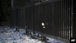 反日示威者在日本驻北京大使馆大门前投掷水瓶(2012年9月16日)