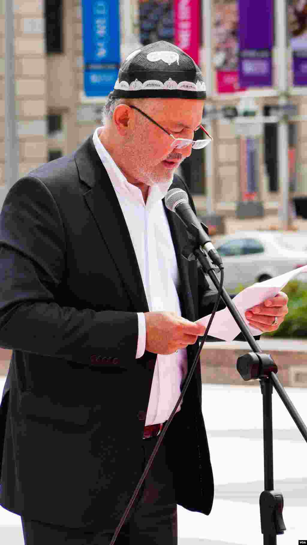 Vashingtonda Uyg&#39;ur madaniy festivali. Tadbirdan so&#39;ng jamoa Xitoy elchixonasi qarshisida norozilik namoyishi o&#39;tkazdi, Vashington, 3-avgust, 2014-yil. Odil Ruzaliev surati