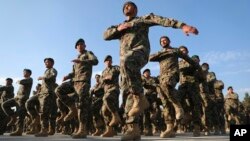 រូបឯកសារ៖ កងទ័ព​អាហ្វហ្គានីស្ថាន​ដែល​ទើប​បញ្ចប់​ការសិក្សា​ដើរ​ដង្ហែ​ក្នុង​ពិធី​បញ្ចប់​ការសិក្សា​របស់​ពួកគេ បន្ទាប់​ពី​កម្មវិធី​បណ្តុះបណ្តាល​រយៈពេល​បី​ខែ​នៅ​បណ្ឌិតសភា​យោធា​អាហ្វហ្កានីស្ថាន​ក្នុង​ទីក្រុង​កាប៊ុល ប្រទេស​អាហ្វហ្គានីស្ថាន កាលពី​ថ្ងៃទី២៩ ខែវិច្ឆិកា ឆ្នាំ២០២០។