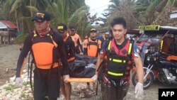 ក្រុម​ជួយ​សង្រ្គោះ​សែង​សាកសព​មួយ ដែល​គេ​ជឿ​ថា ជា​អ្នក​នេសាទ​ម្នាក់​ដែល​បាត់​ខ្លួន​ដោយសារ​តែ​ព្យុះទីហ្វុង Phanfone ដែល​បោកបក់​លើ​ប្រទេស​ហ្វីលីពីន នៅ​ថ្ងៃ​បុណ្យ​ណូអែល កាលពី​ថ្ងៃទី២៧ ខែធ្នូ ឆ្នាំ២០១៩។