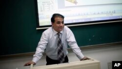 Professor Ilhom To'xti Markaziy millatlar universitetida dars berib keladi. Ma'ruzalarida hukumatni tanqid qilishdan qo'rqmaydigan olim bir necha bor qamoqqa olingan.