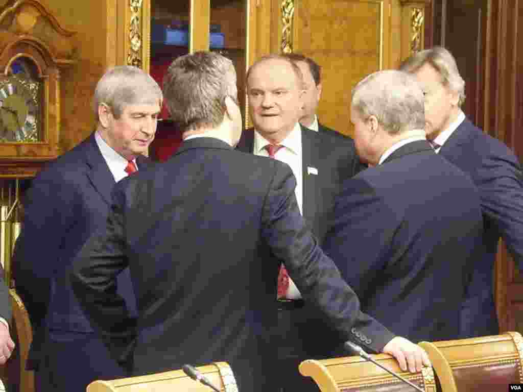 俄共领导人梅里尼科夫（左一）和久加诺夫（中间）。