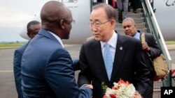 Wapres Burundi Gaston Sindimwso (kiri) menyambut kedatangan Sekjen PBB Ban Ki-Moon di bandara Bujumbura, Senin (22/2).