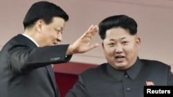 Pemimpin Korea Utara Kim Jong Un (kanan) berbicara dengan pejabat senior Partai Komunis China, Liu Yunshan di Pyongyang dalam peringatan Hari Jadi Korut ke-70, 1 Oktober lalu (foto: dok).