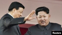 지난 2015년 10월 10일 북한 평양에서 열린 노동당 창건 70주년 기념식에서 김정은 국방위원회 제1위원장(오른쪽)이 중국 대표단을 이끌고 방북한 류윈산 공산당 정치국 상무위원과 함께 열병식을 참관하고 있다.