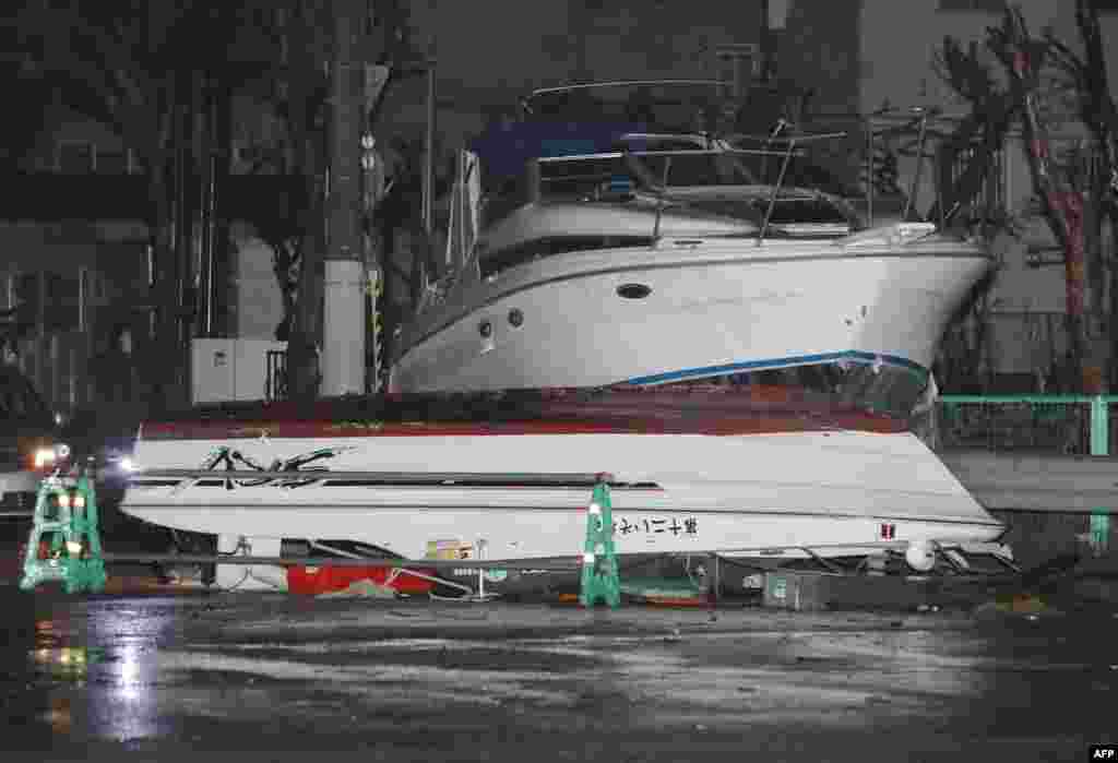 ទូក​និង​នាវា​ត្រូវ​បាន​ខ្យល់ព្យុះ​បោកបក់​មក​លើផ្លូវ​ដោយសារ​ខ្យល់​ព្យុះ​ទីហ្វុង​ Jebi ដែល​ជា​ខ្យល់ព្យុះ​ខ្លាំង​បំផុត​ក្នុង​រយៈពេល​២៥​ឆ្នាំ នេះក្នុង​ទីក្រុង​ Nishinomiya។ ខ្យល់ព្យុះទីហ្វុង​នេះ​បាន​សម្លាប់​មនុស្ស​៦​នាក់និង​ធ្វើ​ឲ្យ​របួស​ជាច្រើន​នាក់។​