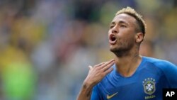Le Brésilien Neymar jubile après avoir marqué le deuxième but de son équipe lors du match du groupe E contre le Costa Rica lors de la Coupe du monde 2018 au stade de Saint-Pétersbourg à Saint-Pétersbourg, Russie, 22 juin 2018.