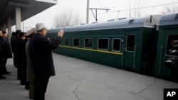 朝鲜高级官员在平壤为前往中国演出的牡丹峰乐团和功勋国家合唱团送行。（2015年12月9日）