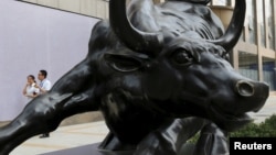 中国北京金融区一家投资公司门前的牛雕塑 (2015年7月10日)