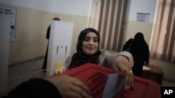 一位妇女7月7日在的黎波里的投票站投票