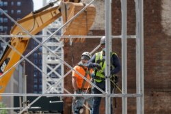 미국 뉴욕에서 경제 정상화가 재개된 가운데 8일 건설 현장에서 노동자들이 일을 하고 있다.