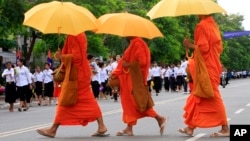 លោកសង្ឃកម្ពុជា និមន្ត​កាត់​ផ្លូវ​មួយ​នៅ​ក្នុង​រាជធានី​ភ្នំពេញ។ 